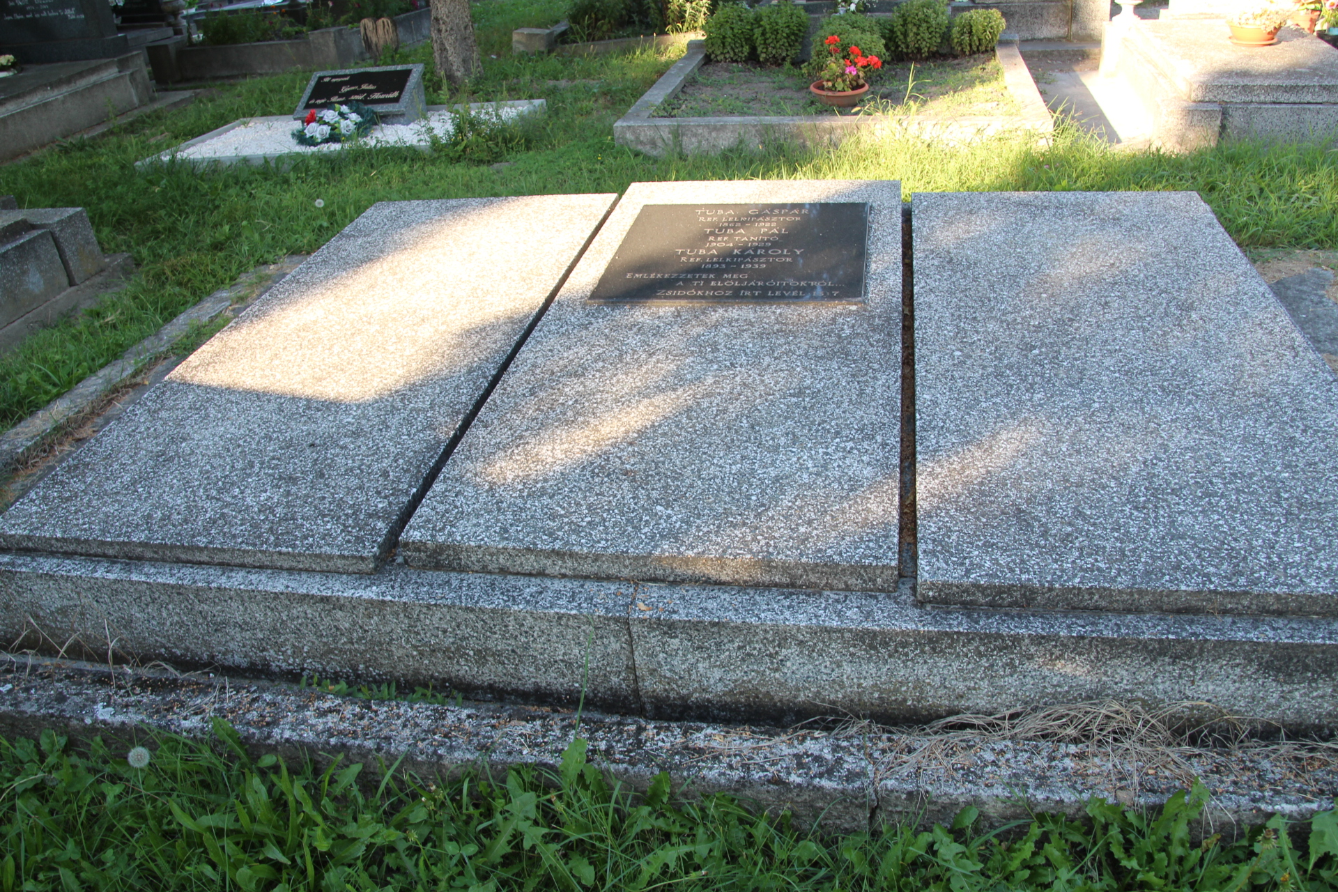 Tuba Gáspár lelkész és gyermekei sírja