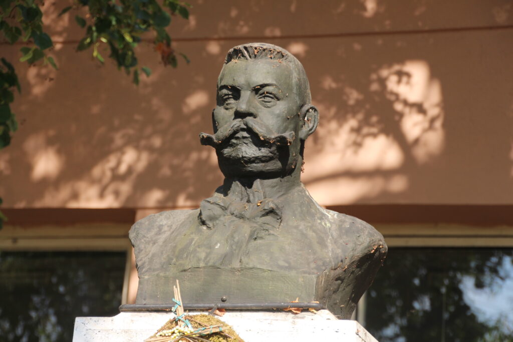 Pósa Lajos szobra