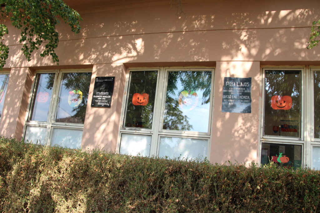 Radnóti Miklós emléktáblája