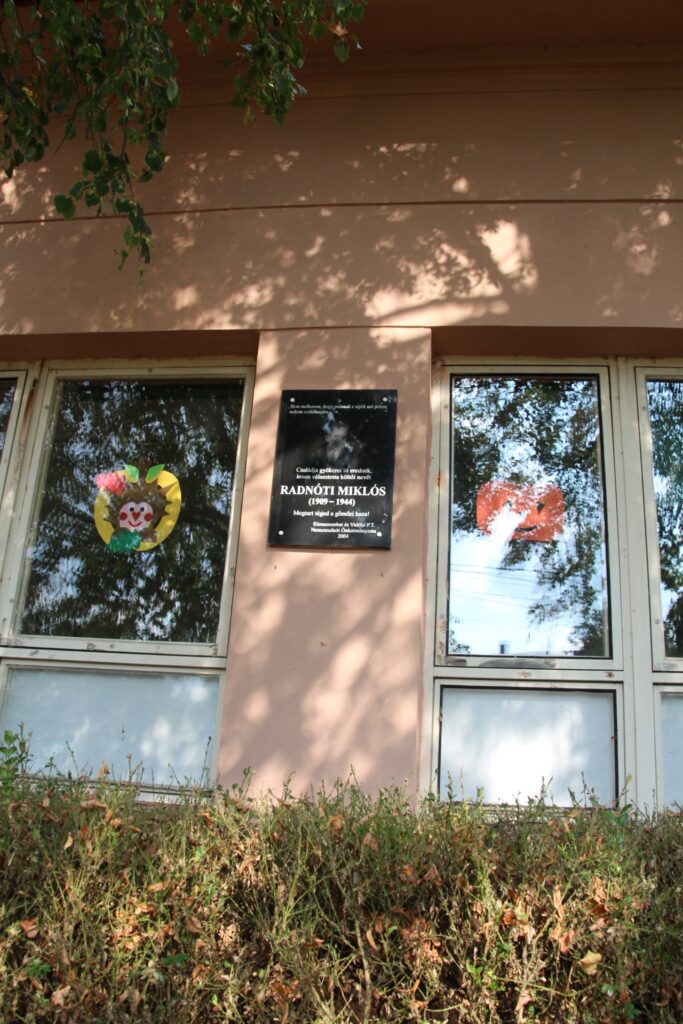 Radnóti Miklós emléktáblája
