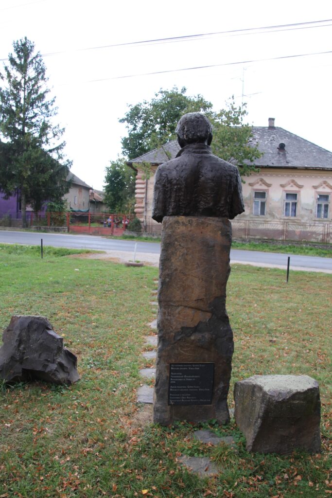 Radóti Miklós szobra
