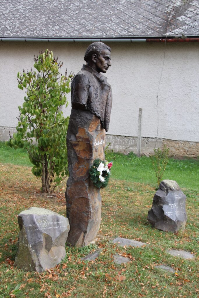 Radóti Miklós szobra