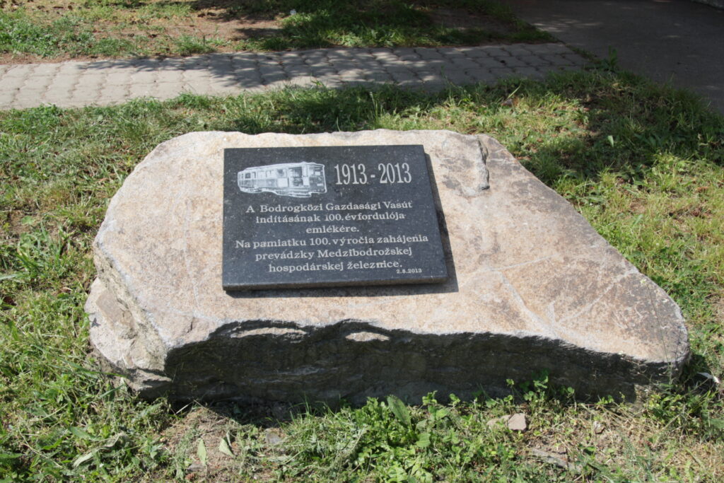 A Bodrogközi Gazdasági Vasút 100. évfordulójának emléktáblája