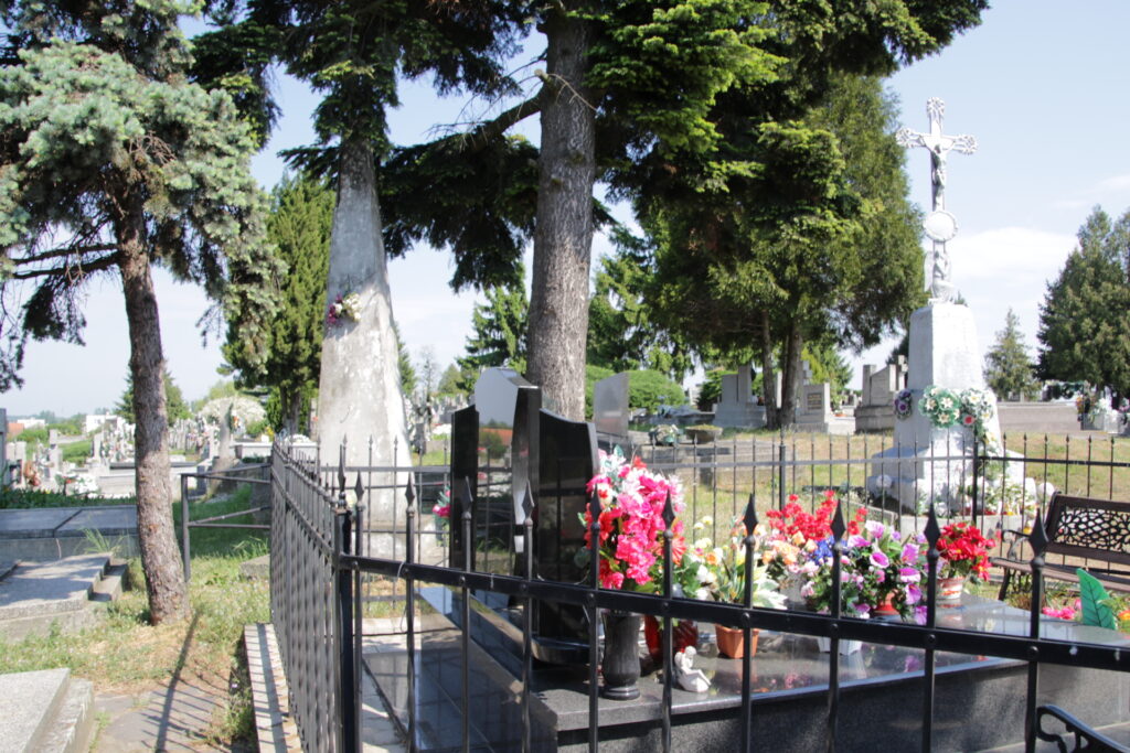 Kőoszlop a temetőben