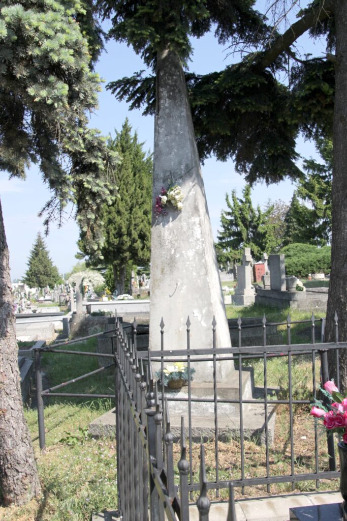 Kőoszlop a temetőben