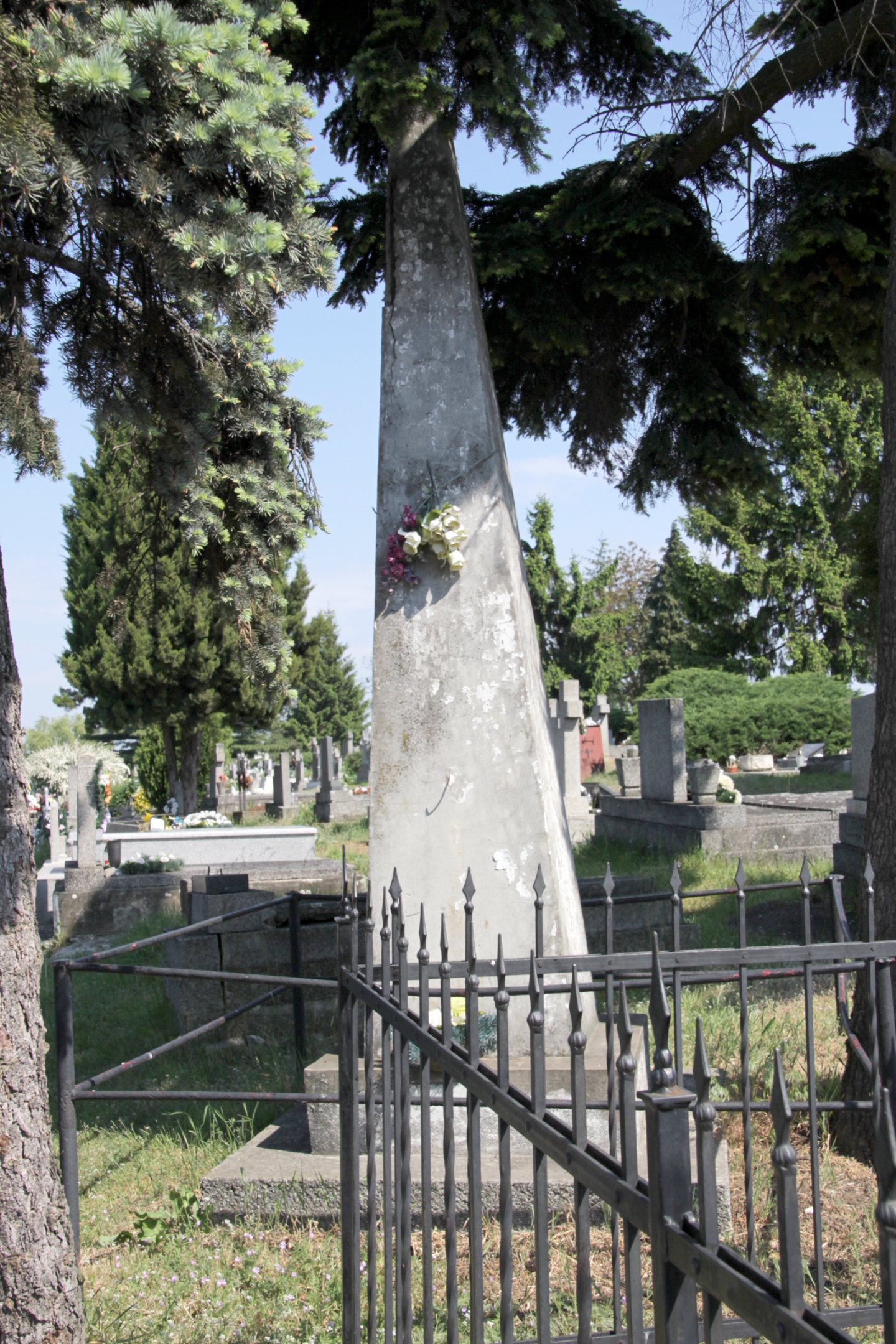 Kőoszlop a temetőben