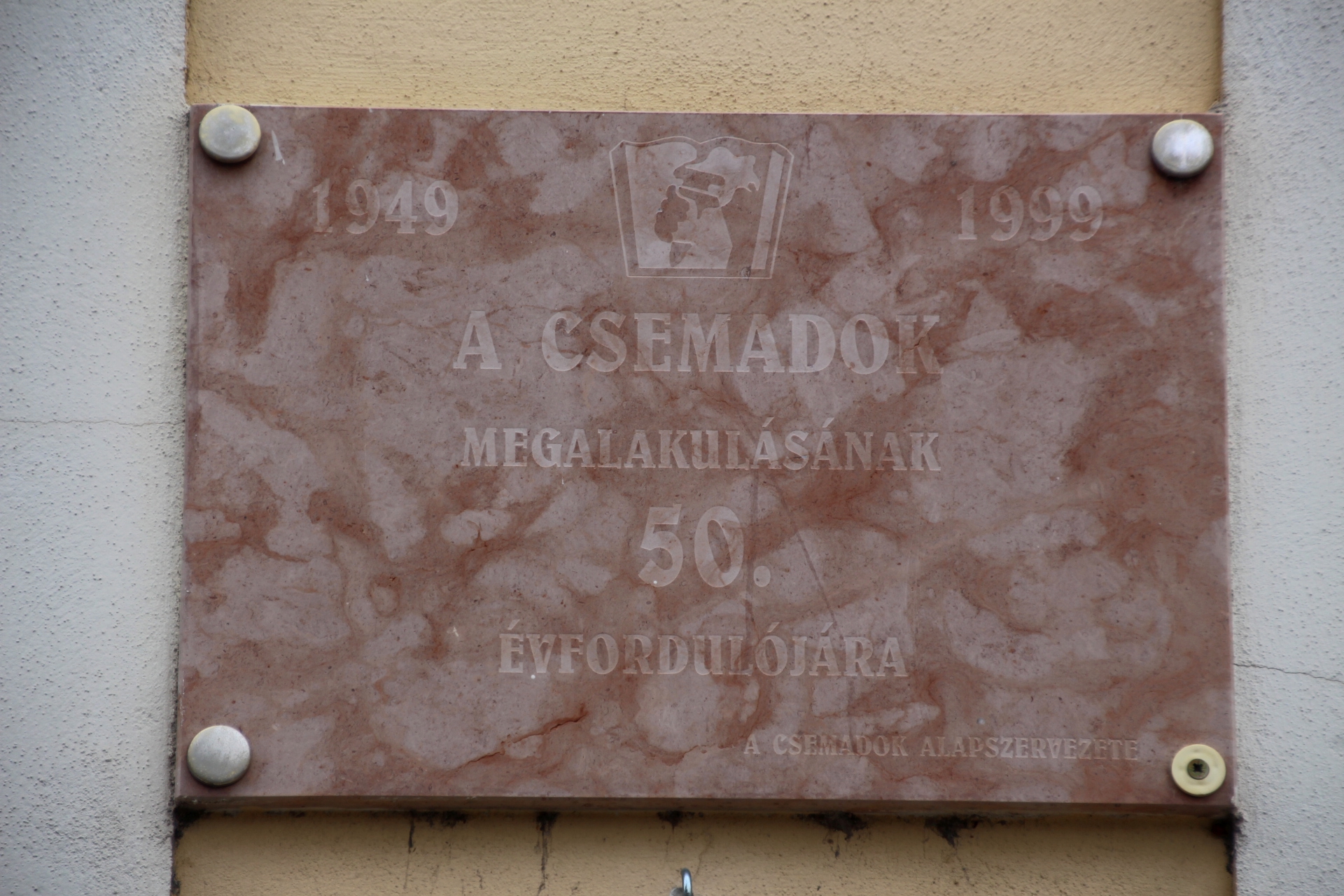 A Csemadok megalakulása 50. évfordulójának emléktáblája