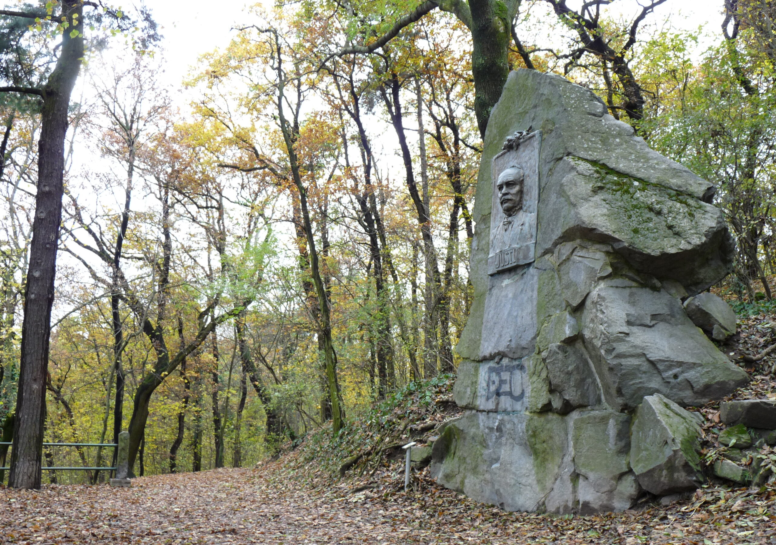 Justi Henrik emlékműve