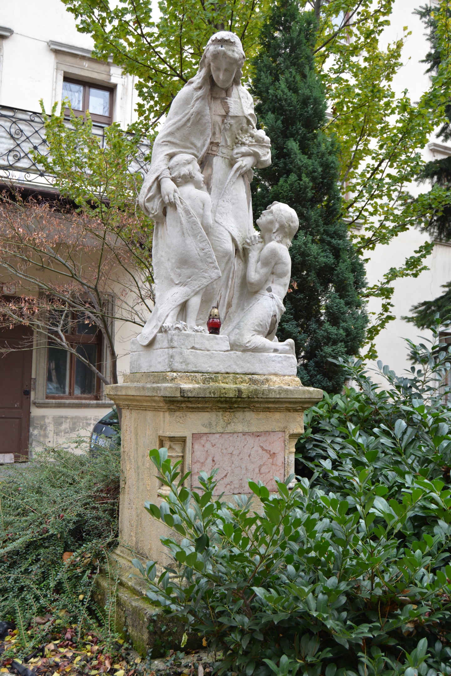 Árpádházi Szent Erzsébet szobra