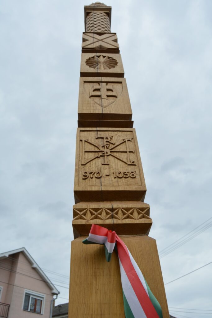 Kopjafa Szent István királyunk emlékére