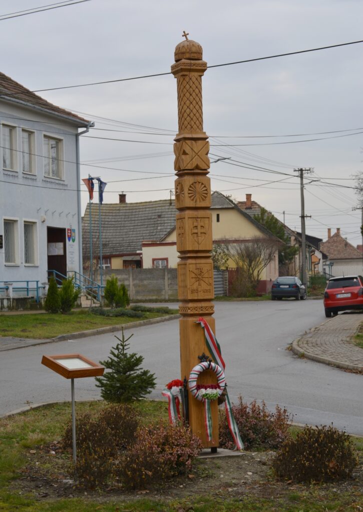 Kopjafa Szent István királyunk emlékére