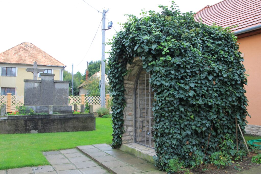 Apátújfalusi Lourdes-i barlang