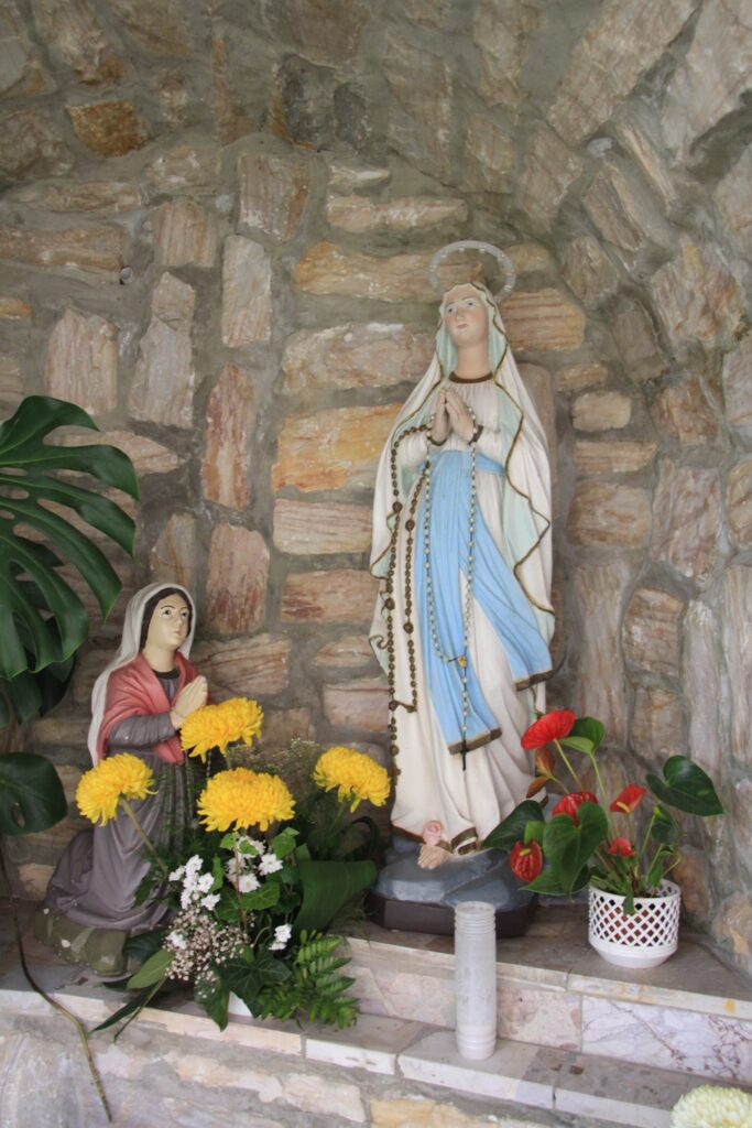 Apátújfalusi Lourdes-i barlang