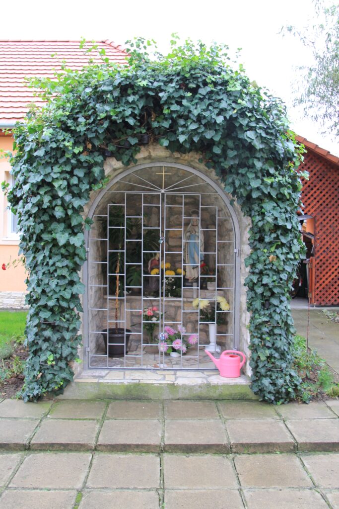 Apátújfalusi Lourdes-i barlang