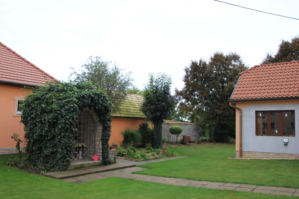 Apátújfalusi Lourdes-i barlang