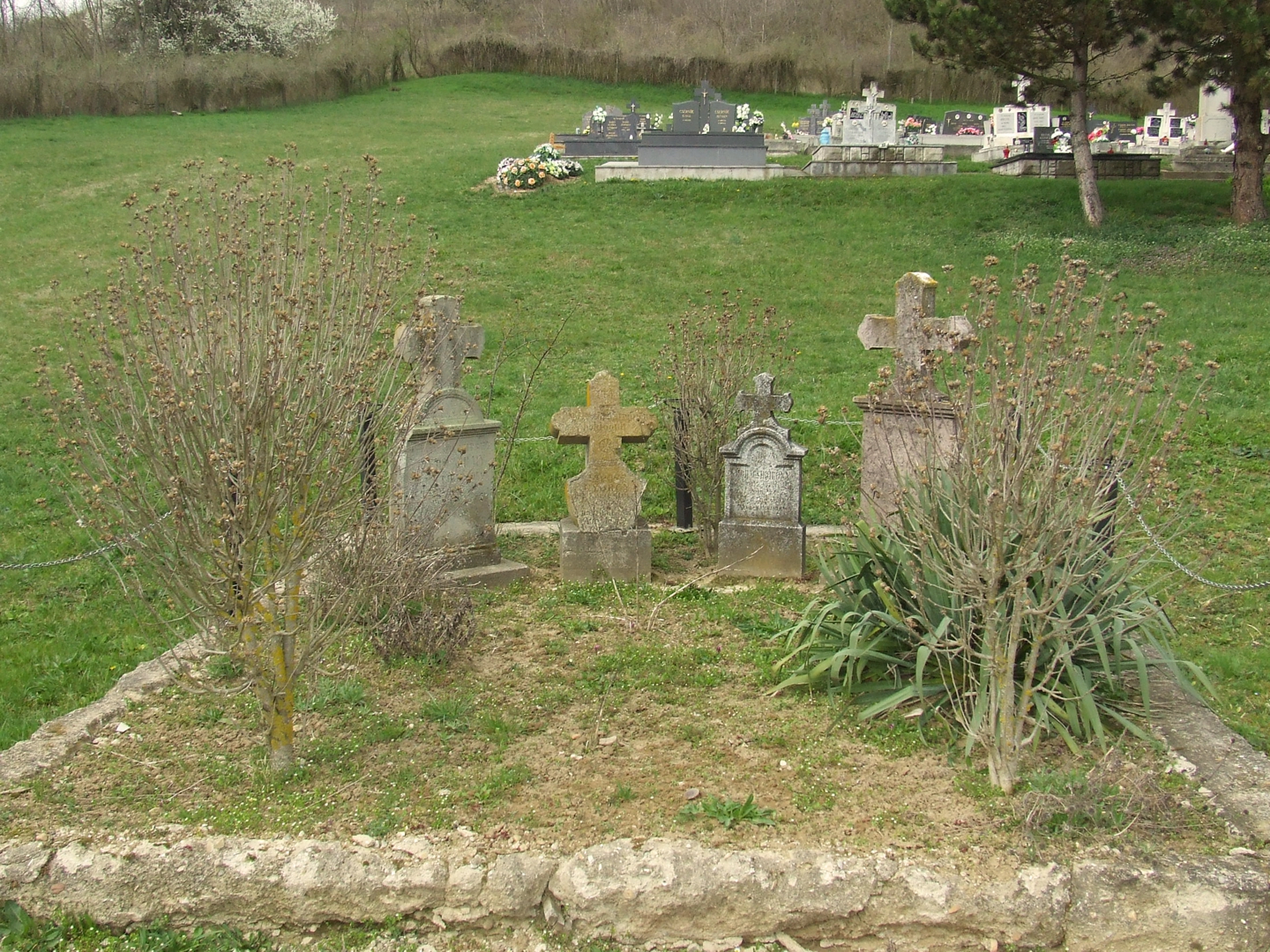 Öreg sírok az ipolyvarbói temetőben