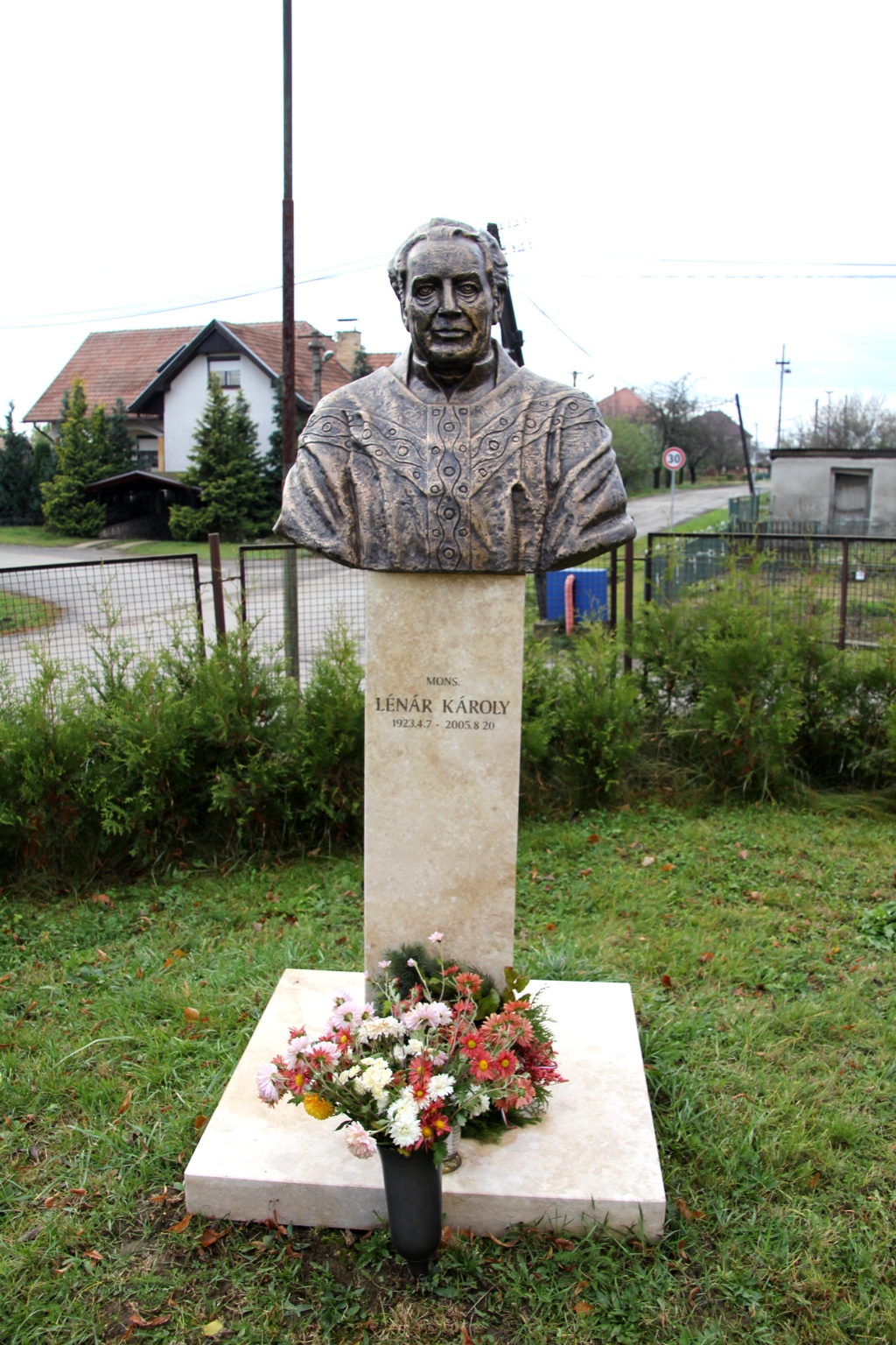 Lénár Károly-szobra