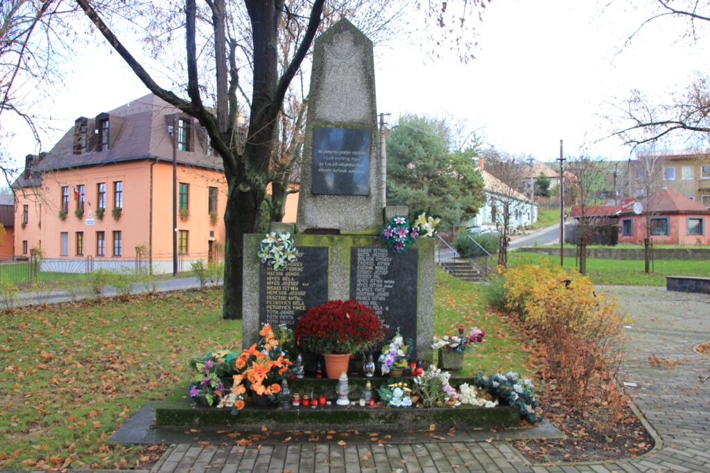 A Két világháború hősi halottainak emlékműve