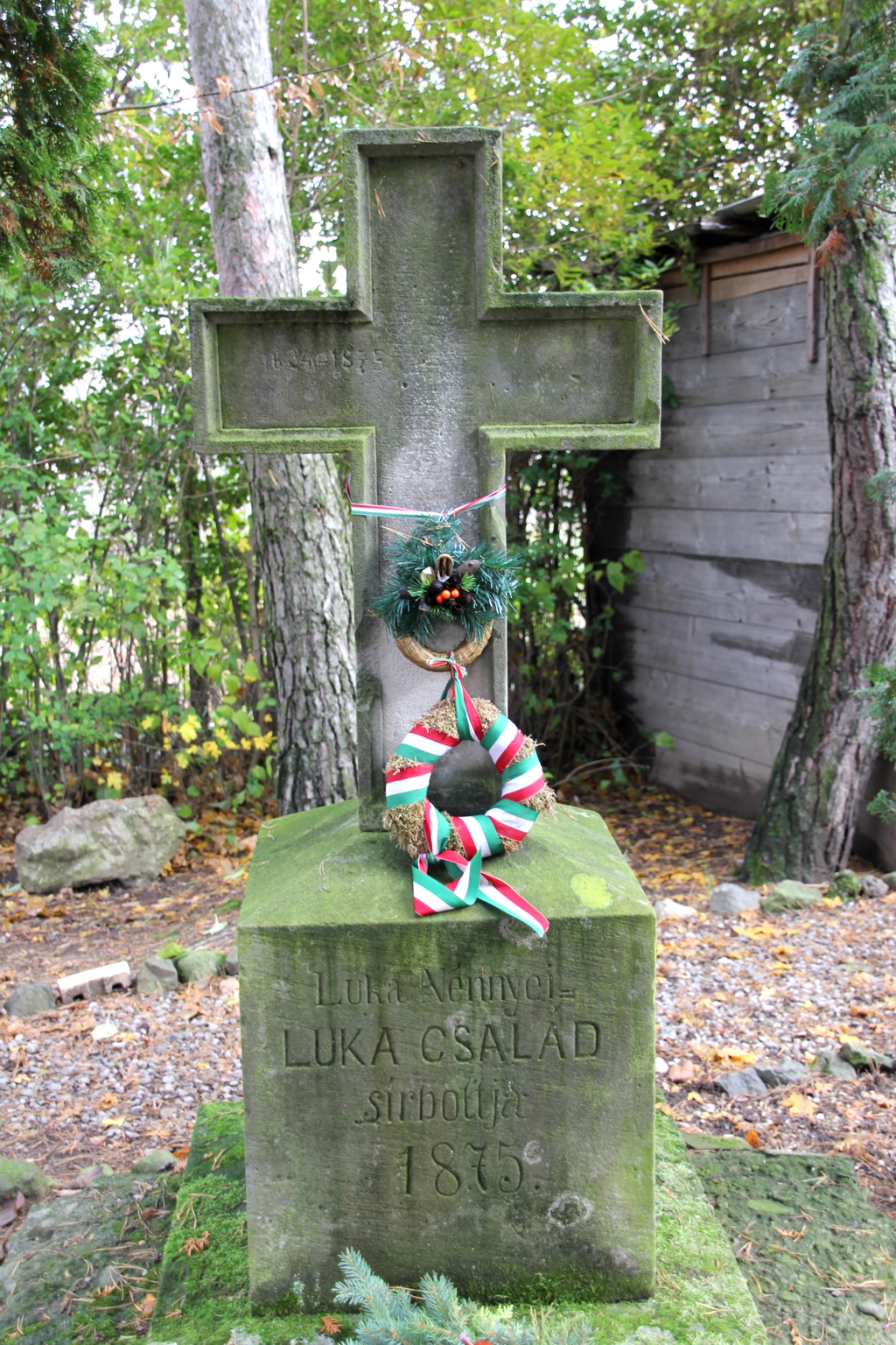 Luka család sírboltja a plébániakertben