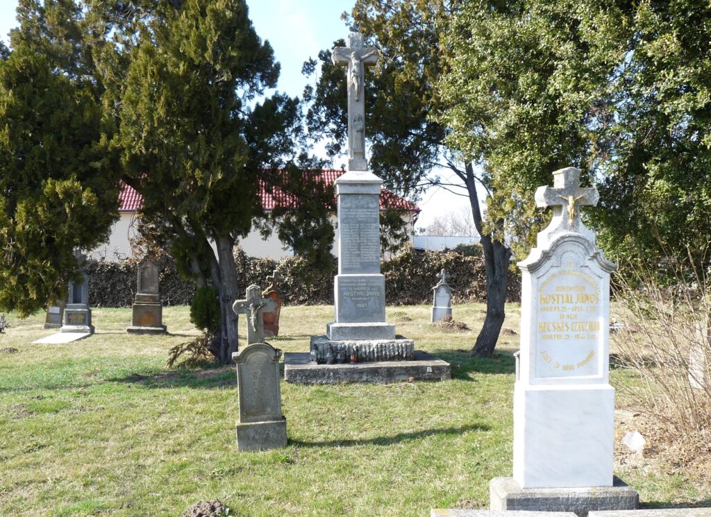 Központi kereszt és 1. világháborús emlék