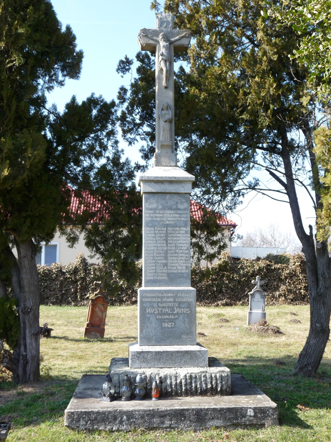 Központi kereszt és 1. világháborús emlék