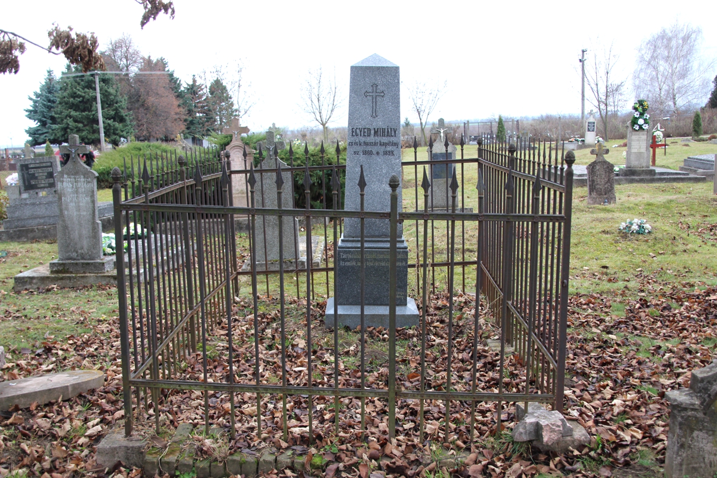 Egyed Mihály huszárkapitány sírkertje