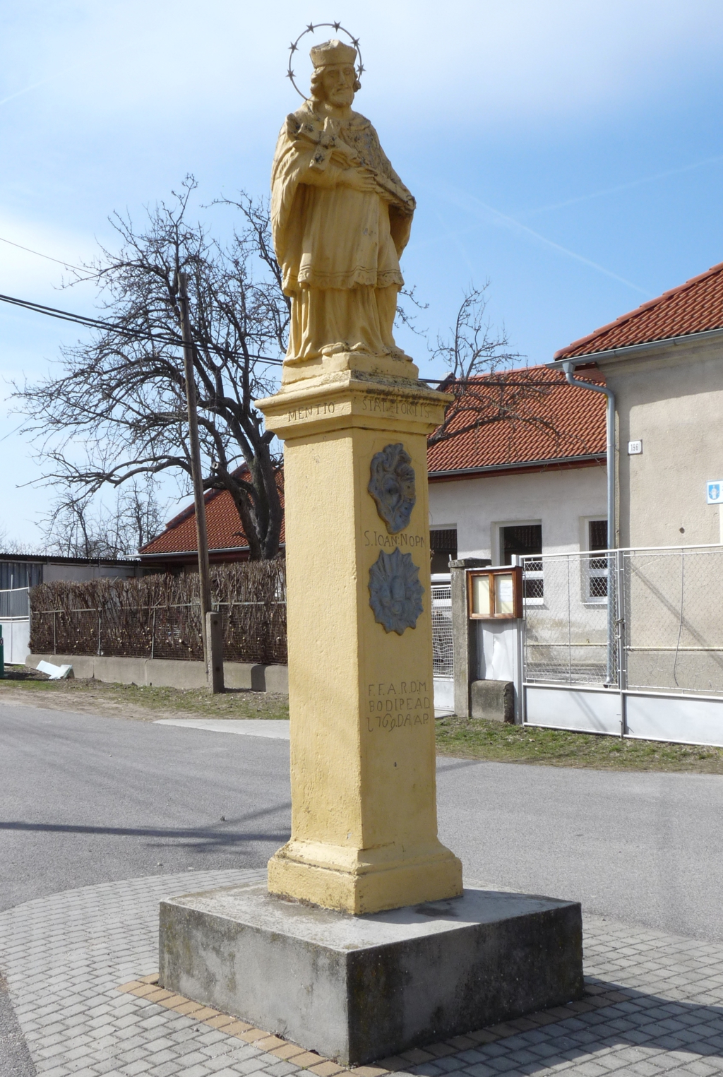 Nepomuki Szent János szobra