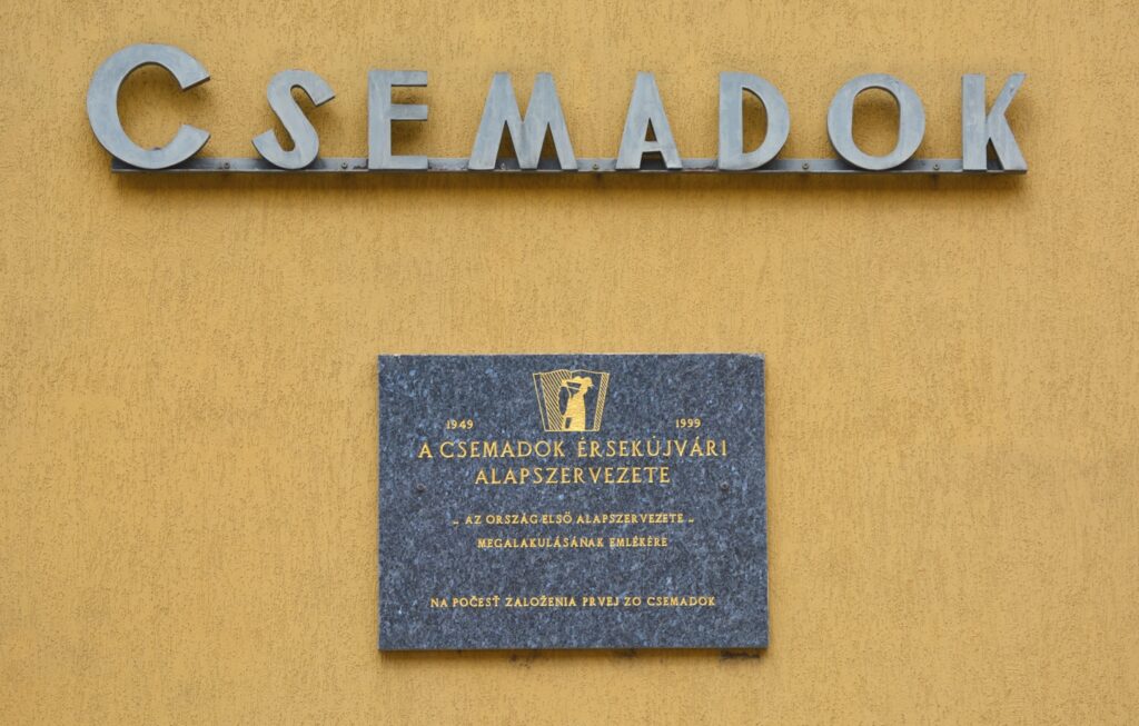 ersekujvar-csemadok-haz-es-emlektabla (2)