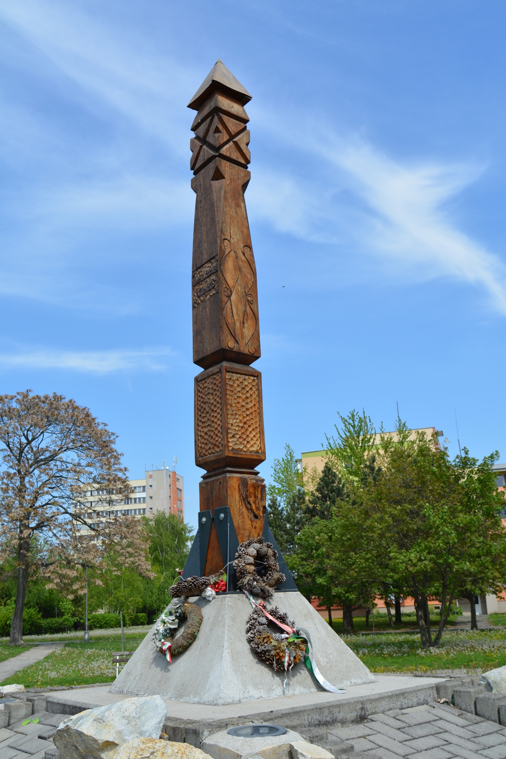 ersekujvar-kopjafa-kommunizmus-aldozatainak (1)