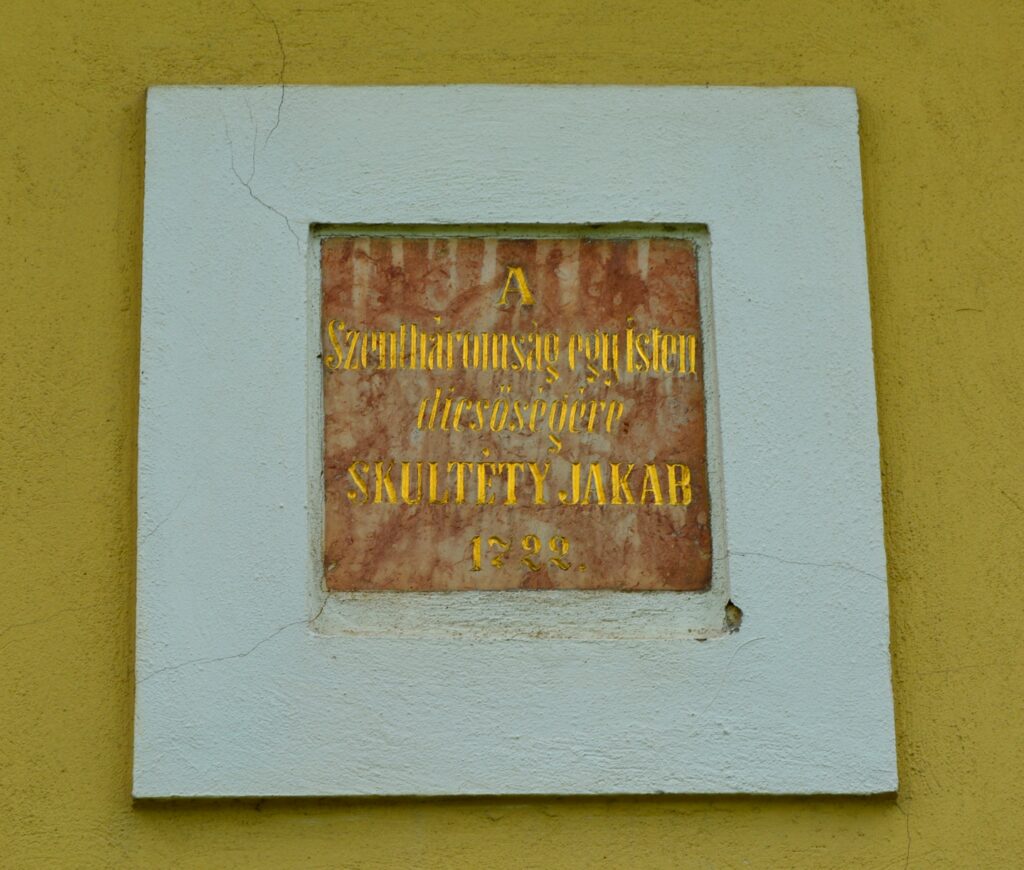 ersekujvar-szentharomsag-kapolna (5)