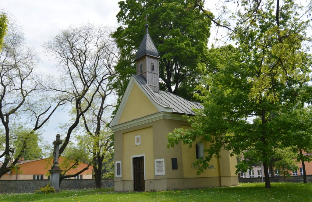 ersekujvar-szentharomsag-kapolna (3)