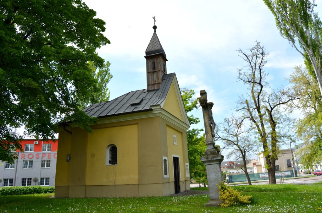 ersekujvar-szentharomsag-kapolna (2)