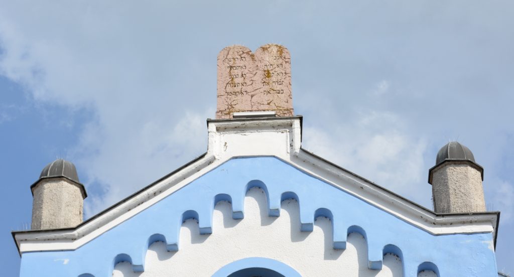 ersekujvar-ortodox-zsinagoga (9)