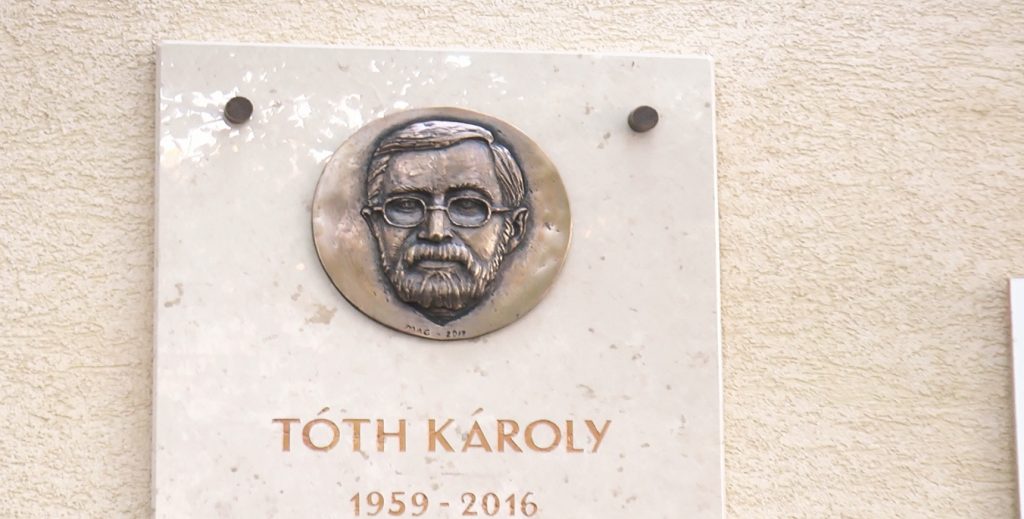 vaghosszufalu-toth-karoly-emlektabla-3
