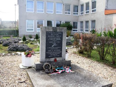 bussa-zselyi-aladar-emlekoszlop-1