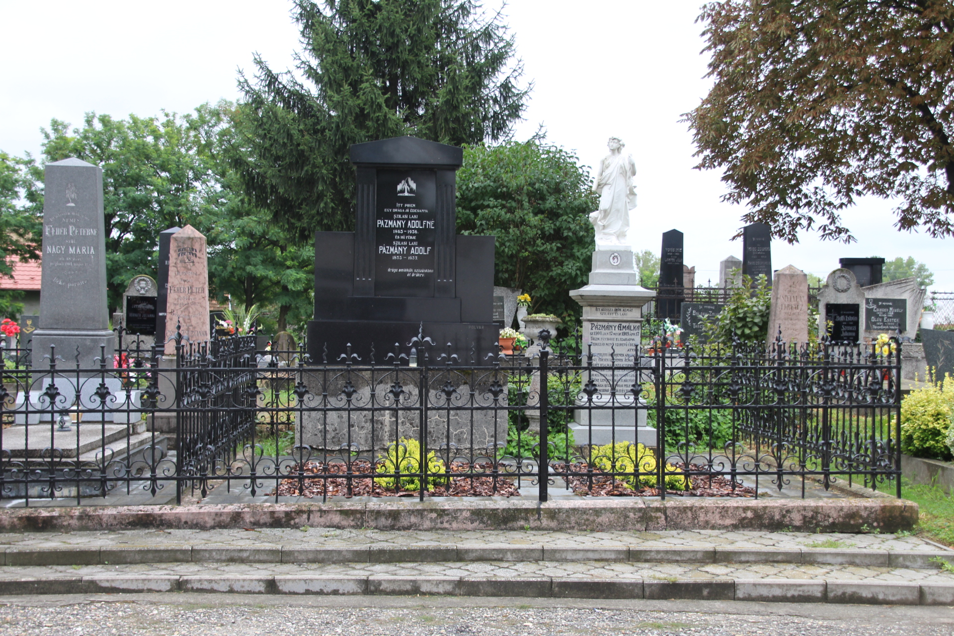 csallokozaranyos-pazmany-csalad-4-sirkertje (1)