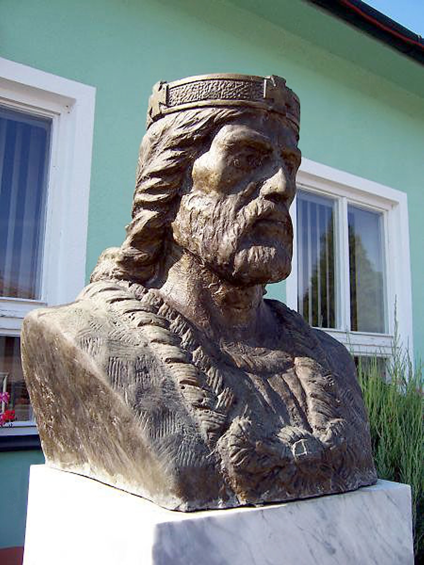 kohidgyarmat-szent-istvan-kiraly-mellszobra