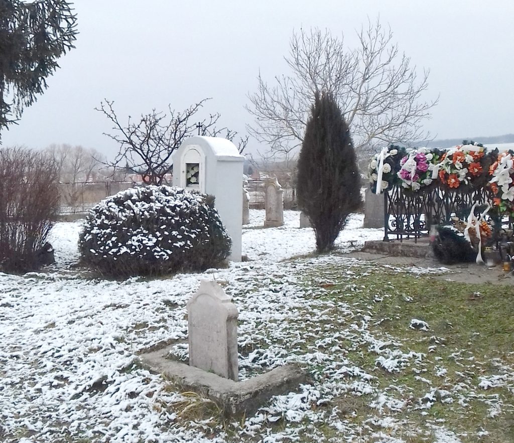 kohidgyarmat-szoborfulkes-keposzlop-kistatai-temeto (3)