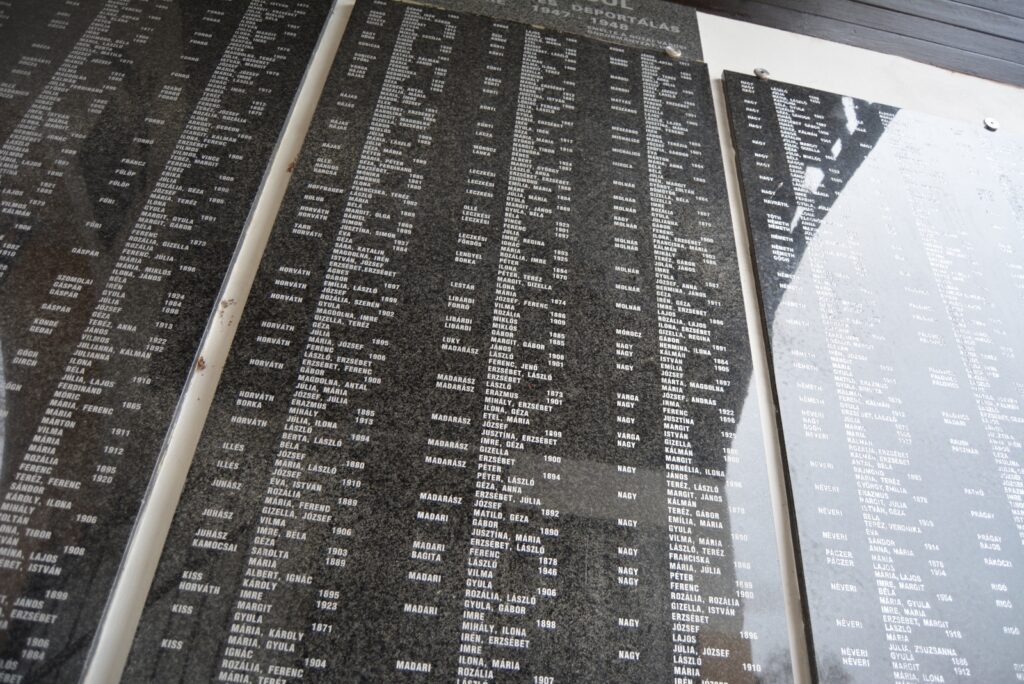 guta-kitelepitettek-deportaltak-emlektabla (15)