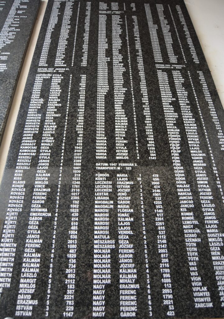 guta-kitelepitettek-deportaltak-emlektabla (14)