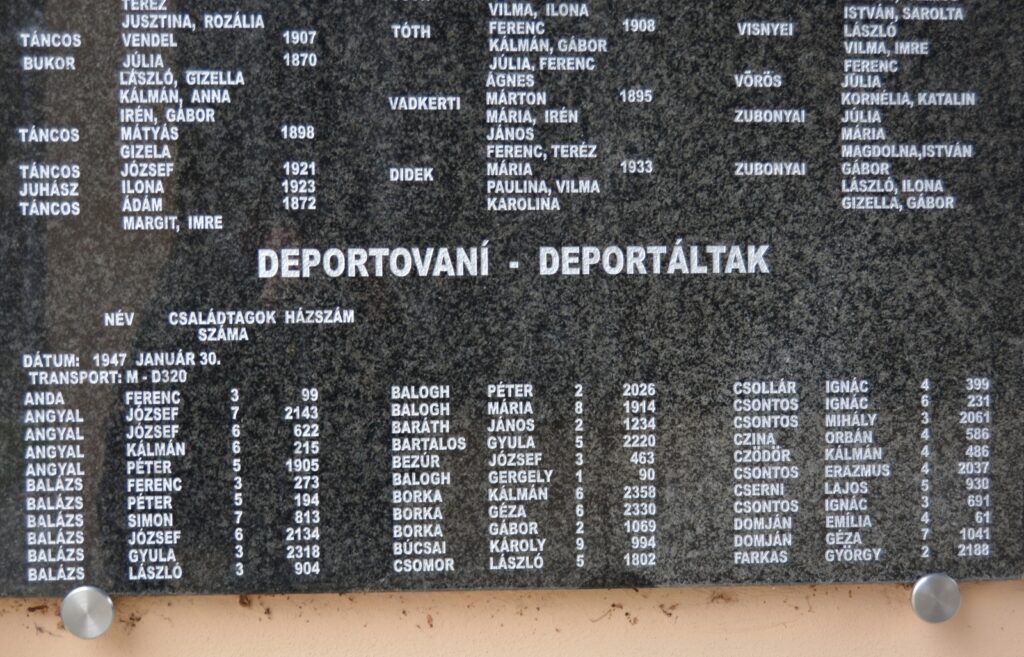 guta-kitelepitettek-deportaltak-emlektabla (11)