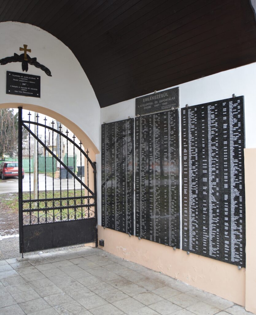 guta-kitelepitettek-deportaltak-emlektabla (8)