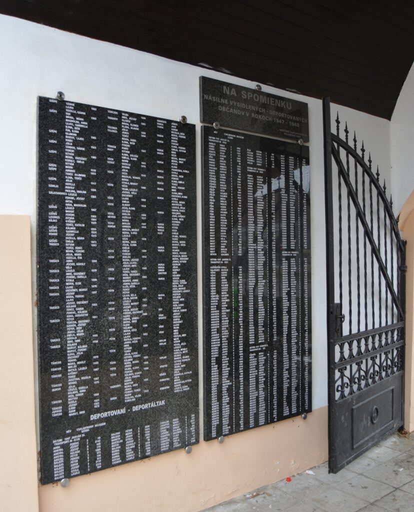 guta-kitelepitettek-deportaltak-emlektabla (5)