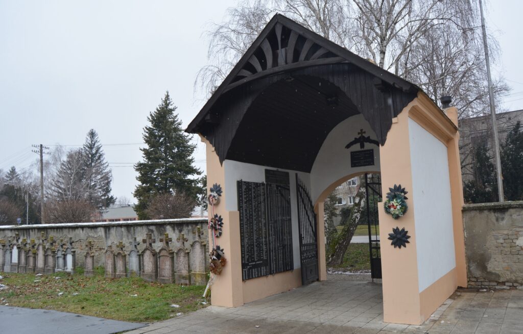 guta-kitelepitettek-deportaltak-emlektabla (3)