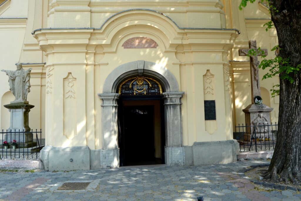 ersekujvar-katolikus-templom (20)