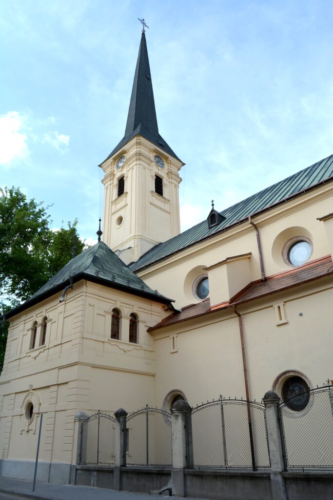 ersekujvar-katolikus-templom (9)