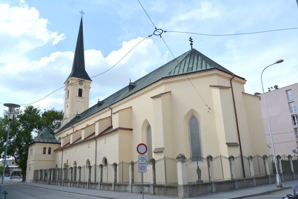 ersekujvar-katolikus-templom (7)