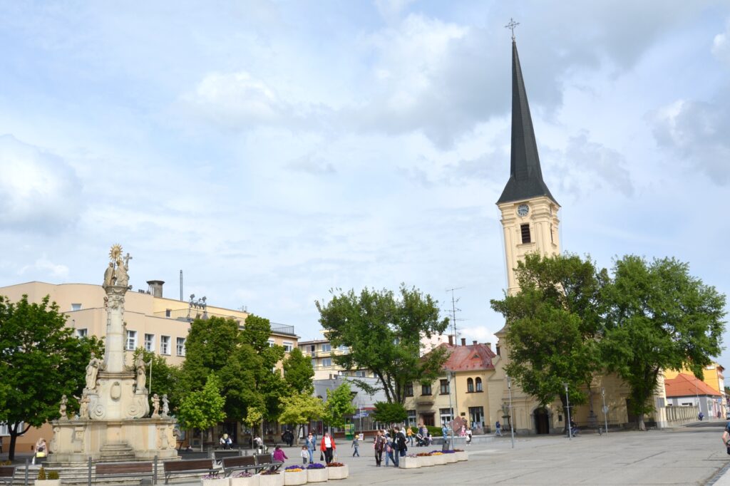 ersekujvar-katolikus-templom (5)