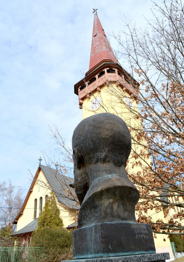 ogyalla-jokai-mor-mellszobra (11)