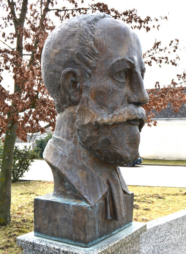 ogyalla-jokai-mor-mellszobra (9)